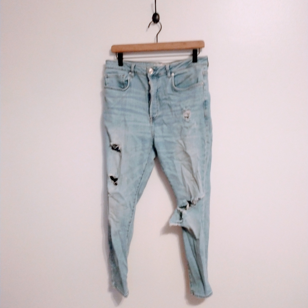 Forever 21 light wash skinny distressed jeans size 31. Has mild wear/light stain